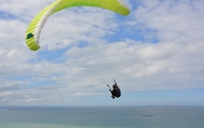 Парапланерист летит над морем