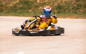 Гонщик на карте на дороге