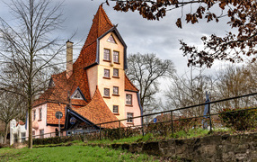 Красивый дом в парке, Германия