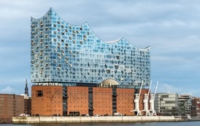 Красивое необычное здание в городе Гамбург