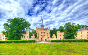 Замок под красивым небом летом, Лецлинген. Германия