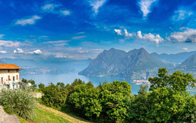 Красивый вид на озеро и горы под голубым небом, Италия