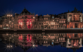 Старые дома отражаются в воде ночью, Нидерланды