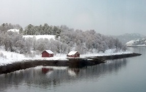 Дома у воды на заснеженном берегу, Норвегия