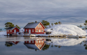 Дома на заснеженном берегу у реки, Норвегия