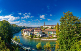 Вид на дома у реки в городе Берн, Швейцария