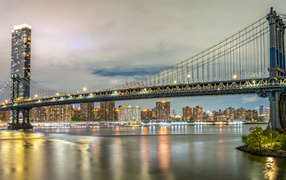 Мост через реку в парке  Фултон Ферри Ландинг в Нью Йорке, США