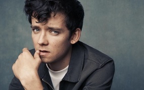 Актер Эйса Баттерфилд на сером фоне