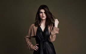 Актриса Александра Даддарио в черном платье