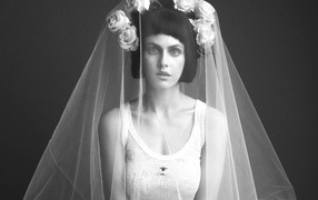 Актриса Александра Даддарио с фатой на голове