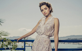 Актриса Ана де Армас в платье на фоне океана