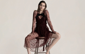 Актриса Ана де Армас в прозрачном платье сидит на стуле