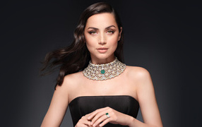 Актриса Ана де Армас с дорогим украшением на шее