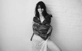 Актриса Энн Хэтэуэй стоит у стены черно-белое фото