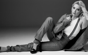 Актриса Эшли Бенсон в костюме черно-белое фото