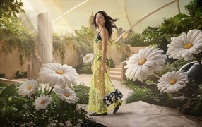 Актриса Камила Мендес в платье около ромашек