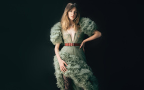 Актриса Дейзи Эдгар-Джонс в красивом зеленом платье на черном фоне