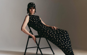 Актриса Дейзи Ридли в черном платье сидит на стуле