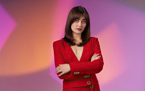 Актриса Элла Пернелл в красном костюме