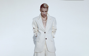 Актриса Эмма Робертс в стильном белом костюме