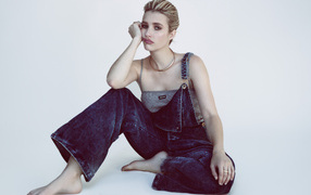 Актриса Эмма Робертс  в джинсовом комбинезоне