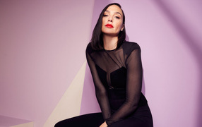 Актриса Галь Гадот на сиреневом фоне