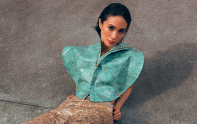 Актриса Харт Евангелиста лежит на сером полу