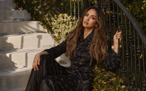 Актриса Джессика Альба сидит на ступеньках