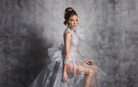 Актриса Кейт Бекинсейл в платье на сером фоне