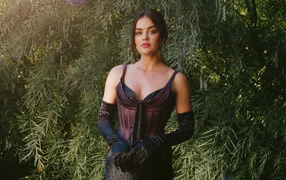 Актриса Люси Хейл в черном платье у зеленых зарослей