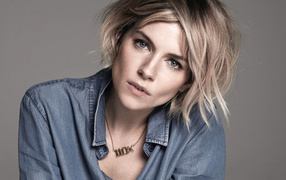 Актриса Сиенна Миллер на сером фоне