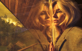 Актриса Сиенна Миллер отражает в окне