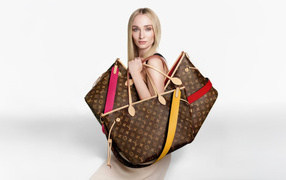 Актриса Софи Тернер с тремя сумками Луи Виттон