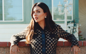 Актриса Виктория Джастис в теплой кофте