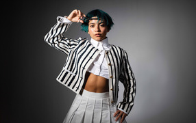 Американская актриса Изабела Мерсед с зелеными волосами на сером фоне