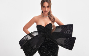 Американская актриса Джессика Альба в красивом черном платье