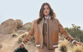 Американская актриса Люси Хейл у камней