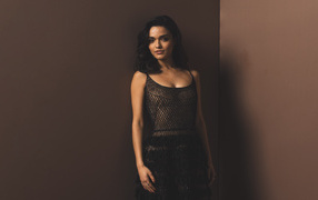 Американская актриса Рэйчел Зеглер стоит у стены