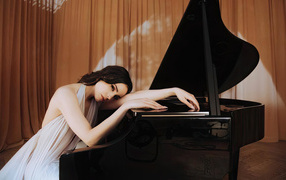 Американская актриса София Карсон с роялем