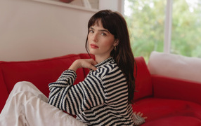 Американская актриса Зои Дойч в полосатом свитере