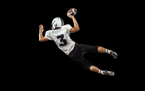 Игрок в американский футбол на черном фоне