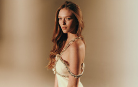 Американская рыжеволосая актриса Ларсен Томпсон