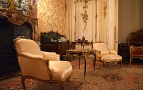 Старинная мебель в комнате с камином