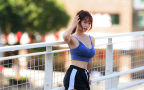 Спортивная азиатка с рукой в волосах