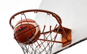 Мяч в сетке баскетбольного кольца