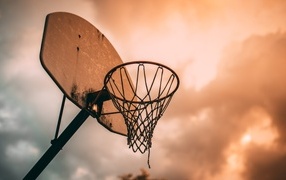 Баскетбольное кольцо на фоне неба в грозу