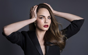 Красивая Кара Делевинь с руками на голове