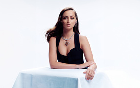 Красивая актриса Ана де Армас на белом фоне в черном платье с дорогим украшением на шее