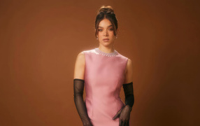 Красивая актриса Хейли Стейнфилд в розовом платье и черных перчатках