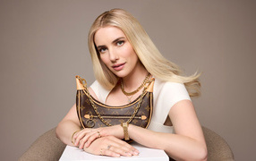 Красивая девушка блондинка, актриса Эмма Робертс с  сумочкой